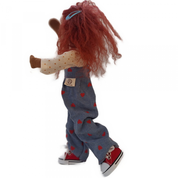 Latzhose mit Herzen & Bluse & Turnschuhe - 28cm Figur